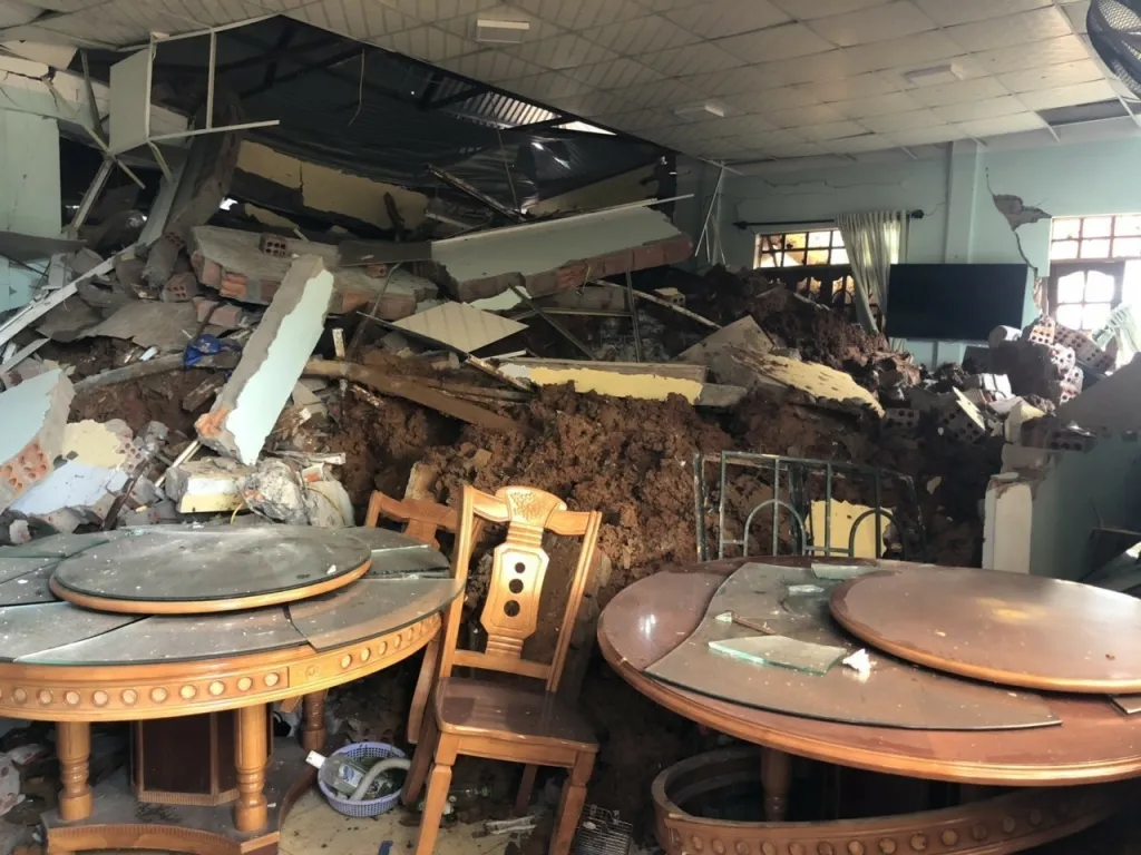 Záplavy ve Vietnamu postihly celý střed země. Velká voda si vyžádala desítky obětí a stovky osob se pohřešují