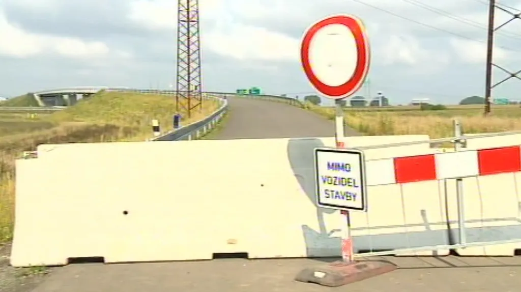 Na most nesmí vjíždět nikdo kromě vozidel stavby