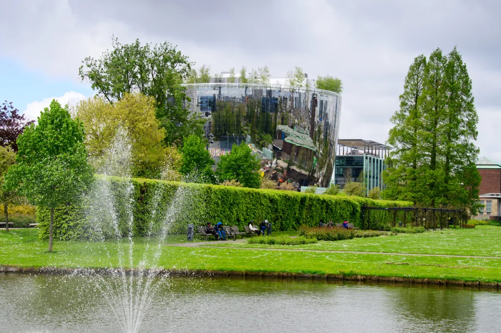 Novou budovou muzea, která nese přezdívku zrcadlová miska, dostavuje Museum Boijmans Van Beuningen v Rotterdamu