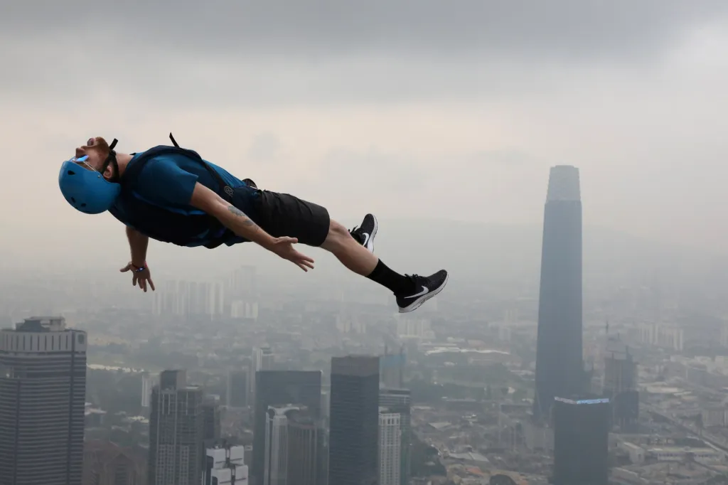 Týden obrazem: Skoky mezi mrakodrapy v Kuala Lumpur