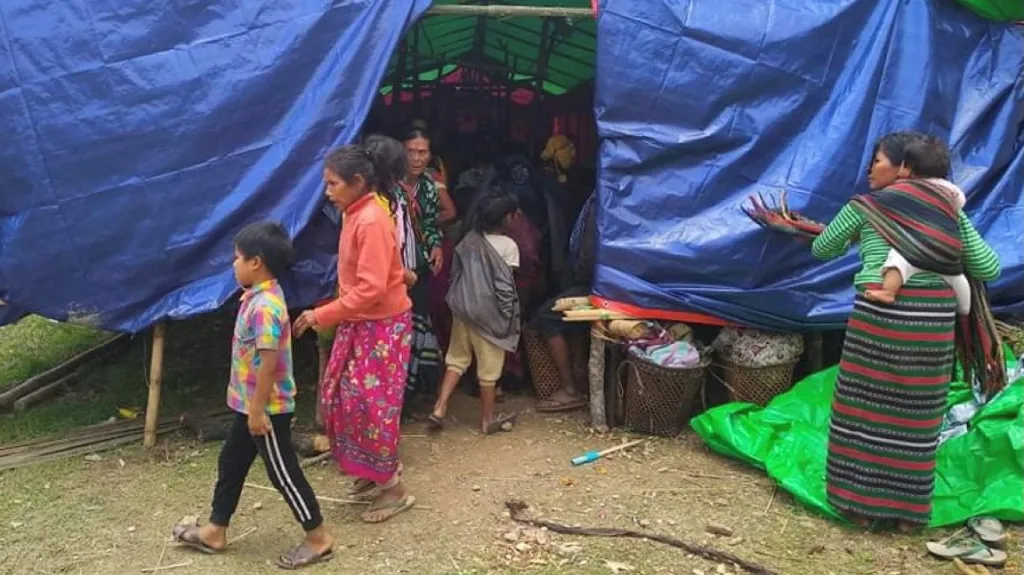 Myanmarští občané prchající před boji mezi povstalci a armádou