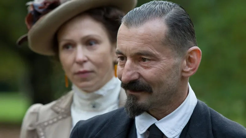 Z filmu Rašín / Ondřej Vetchý a Zuzana Stivínová