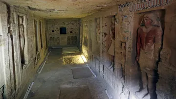 Hrobka je asi deset metrů dlouhá, tři metry široká a stejně tak i vysoká