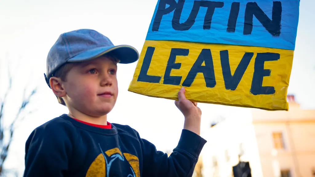 Chlapec s nápisem „Putine, odejdi“