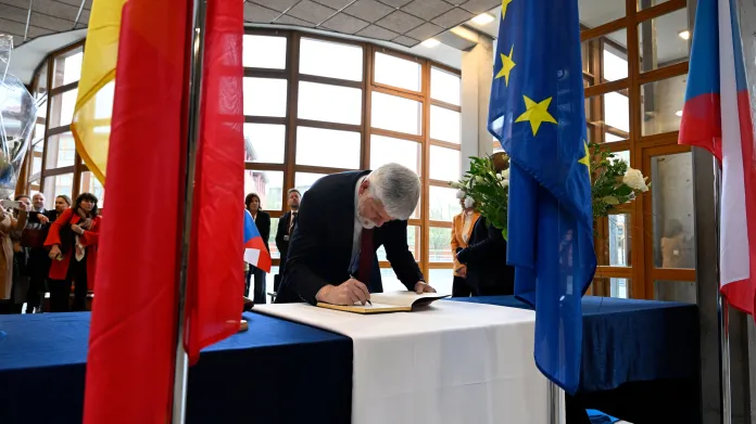 Prezident Petr Pavel píše do pamětní knihy při návštěvě Evropské školy