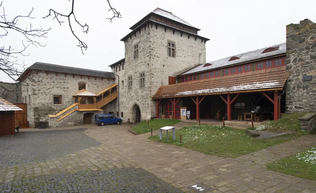 Z pohledu historického v roce 1919 hradní zříceninu zakoupil pardubický Muzejní spolek, z jehož podnětu bylo ustaveno Kunětické družstvo, které následně zahájilo opravy a zabezpečovací práce
