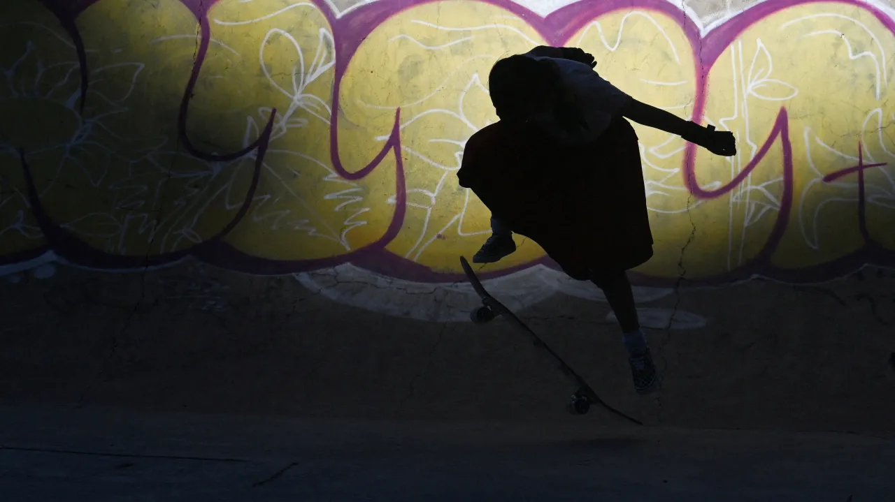 Prkna a sukně. Bolivijky v krojích soutěžily ve skateboardingu