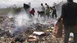 Haitské děti vybírají na skládce věci, které by mohly prodat