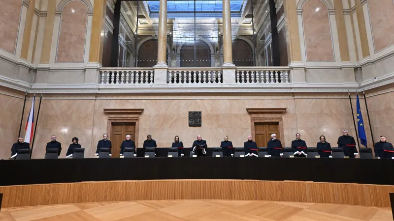 Plénum Ústavního soudu ČR a soudkyně zpravodajka v řízení o CHKO Soutok Daniela Zemanová (třetí zleva), 10. 12. 2024