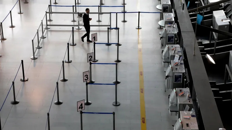 Cestující u přepážky Air France na letišti v Nice