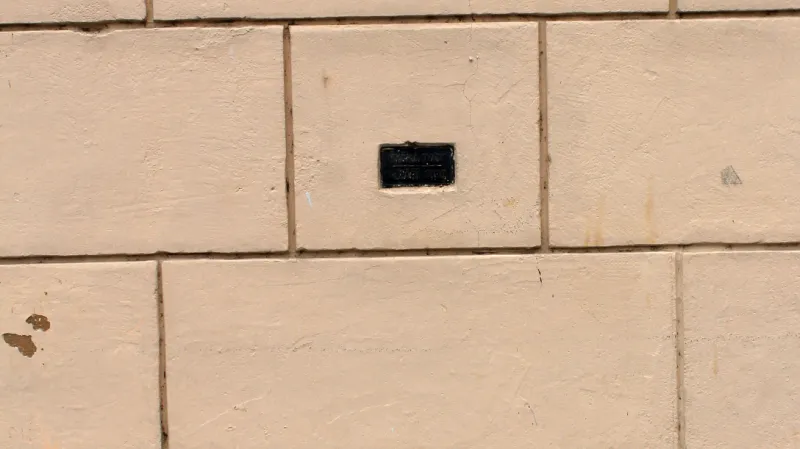 Staroměstská vodárenská věž se značkami povodní