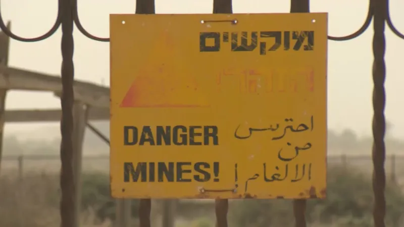 Nápis upozorňující na zaminované pásmo