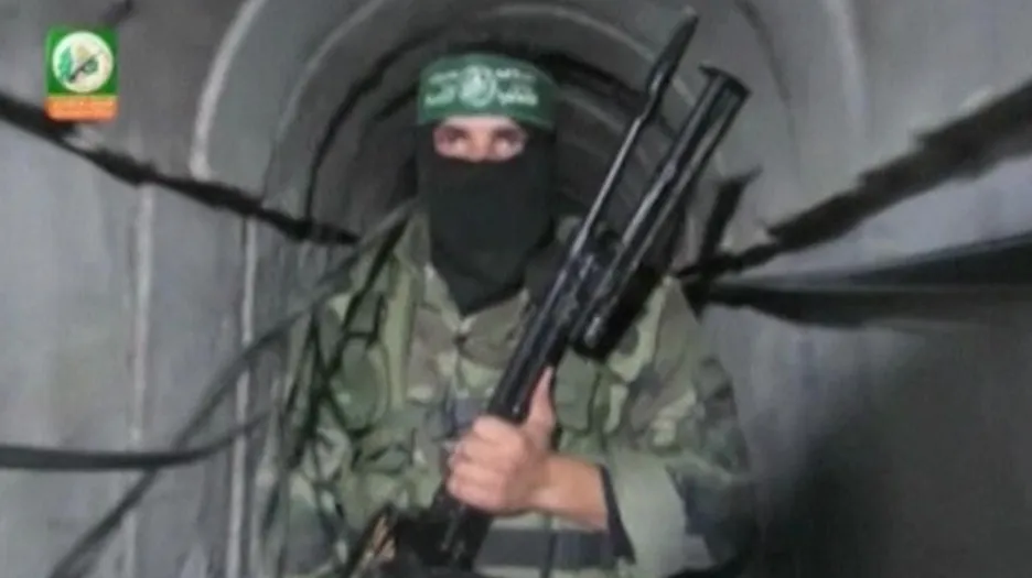 Bojovník Hamasu v tunelu pod hranicí s Izraelem