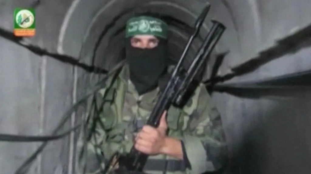 Bojovník Hamasu v tunelu pod hranicí s Izraelem