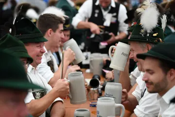 Šest milionů lidí vypije přes sedm milionů litrů piva. Začal Oktoberfest