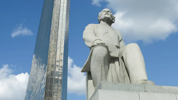 Památník pokořitelů kosmu a socha Konstantina Eduardoviče Ciolkovskije v Moskvě