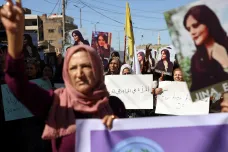 Íránský režim střílí do demonstrantů ostrými. Z protestů obviňuje kurdské povstalce