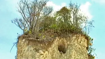 Zničená mayská pyramida Nohmul v Belize