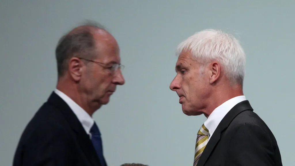 Generální ředitel Porsche SE Hans Dieter Pötsch (vlevo) a šéf koncernu Volkswagen Mathias Müller