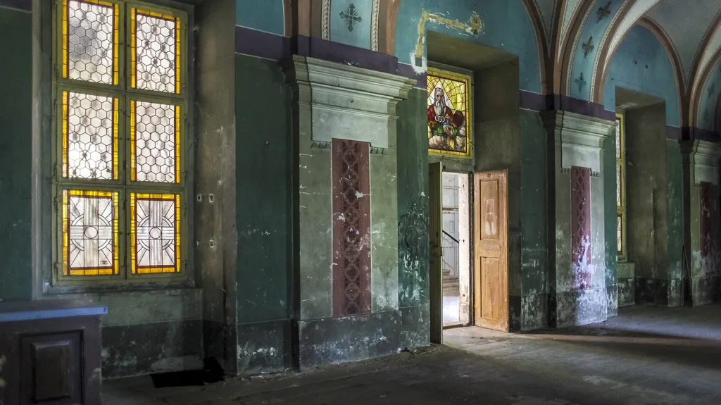 Interiéry pražské Invalidovny jsou impozantní připomínkou zašlé slávy.