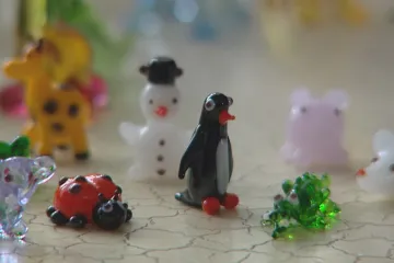 Jihočeská sklářka vyrábí drobné figurky i šperky. Kupují je hlavně sběratelé