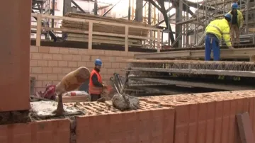 Dělníci dokončují poslední stavební úpravy
