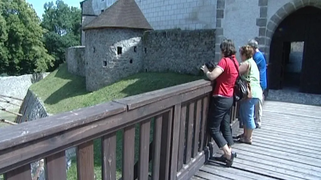 Turisté obddivují příkop v Nových Hradech