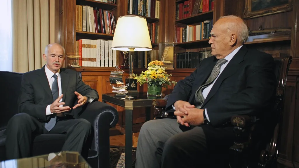 Řecký premiér Papandreou jedná s prezidentem Papouliasem