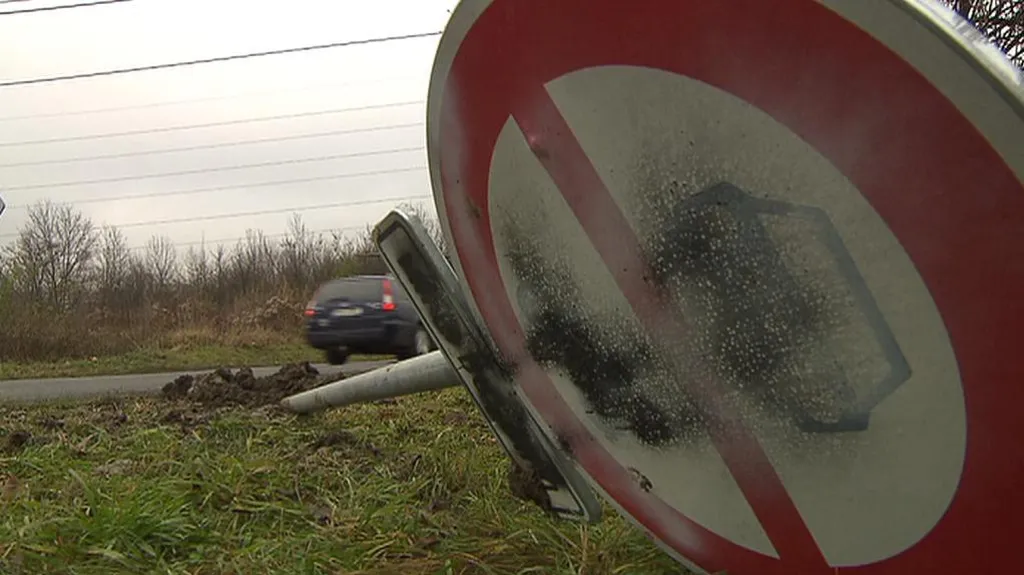 Vyvrácená dopravní značka na Spořilově