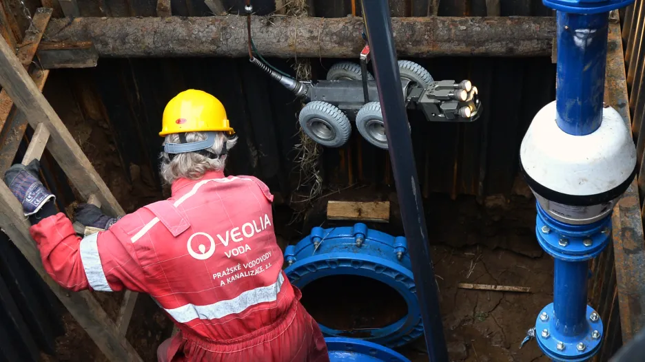 Pracovníci PVK zkoumají vodovodní potrubí v pražských Dejvicích