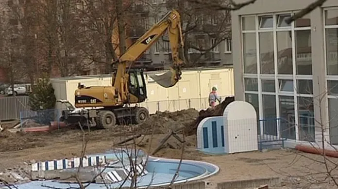 Základní škole ve Žďáru nad Sázavou hrozí, že přijde o zahradu kvůli louce na opalování.