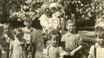 Přemysl Pitter s dětmi na zahradě lékařského domu, Olešovice 1946
