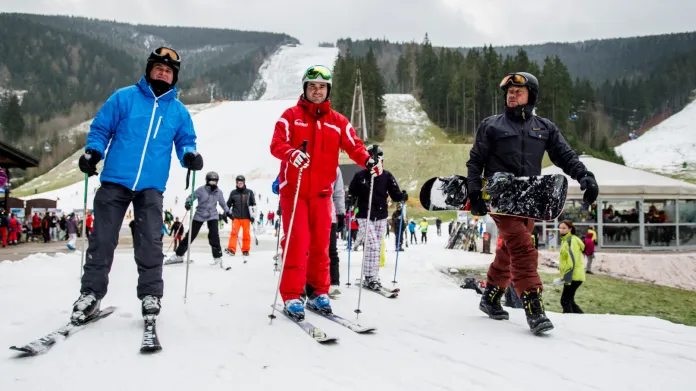 Vánoční lyžaři ve špindlerovském Skiareálu ve Svatém Petru
