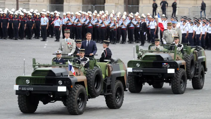 Francouzský prezident Emmanuel Macron během vojenské přehlídky