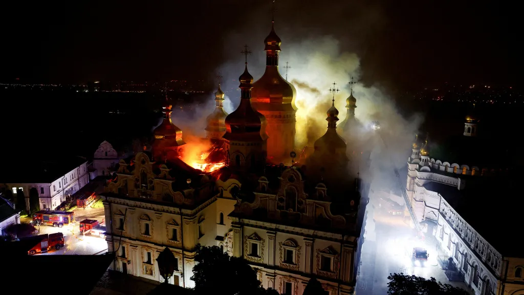 Uspenský chrám v Kyjevskopečerské lávře hoří poté, co byl zasažen při ruských raketových a dronových útocích, Kyjev, Ukrajina, 15. června 2026
