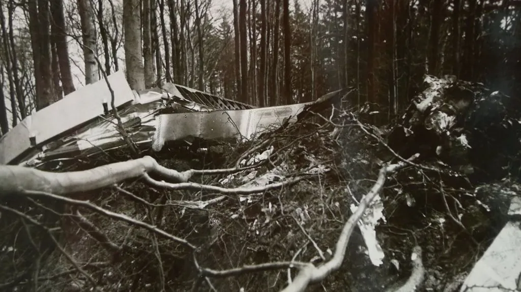 Fotografie z vyšetřovacího spisu letecké nehody u Kostelan