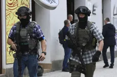 Úřednice zraněná při střelbě v Praze zemřela, podezřelého policie zadržela