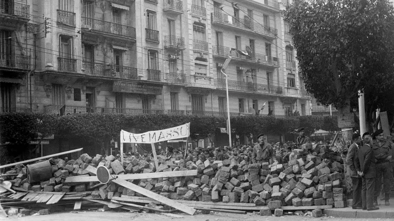 Plakát na barikádě v Alžíru oslavuje generála Massua