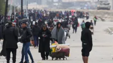 Palestinci v reakci na izraelskou vojenskou operaci opouštějí Chán Júnis a míří k Rafahu