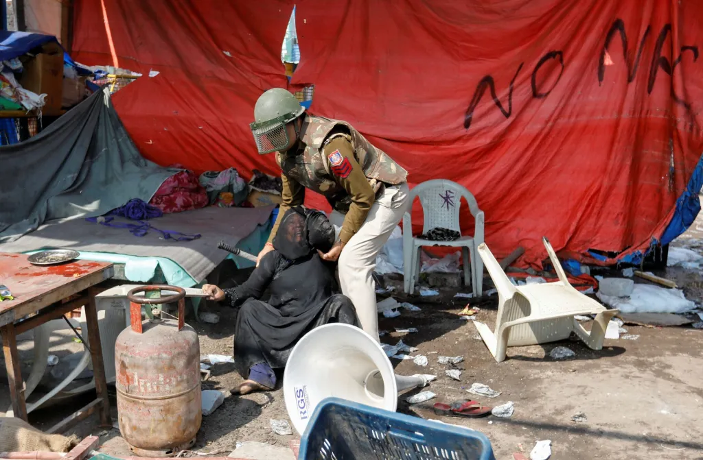 Voják pomáhá ženě po vlně násilí, která zasáhla místní trh