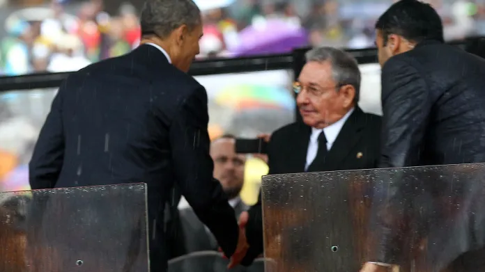 Barack Obama a Raúl Castro na pohřbu Nelsona Mandely