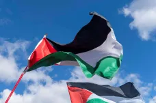 Aktivisté vyvěsili vlajku Palestiny na budovu Prahy 1 a poslali falešnou zprávu