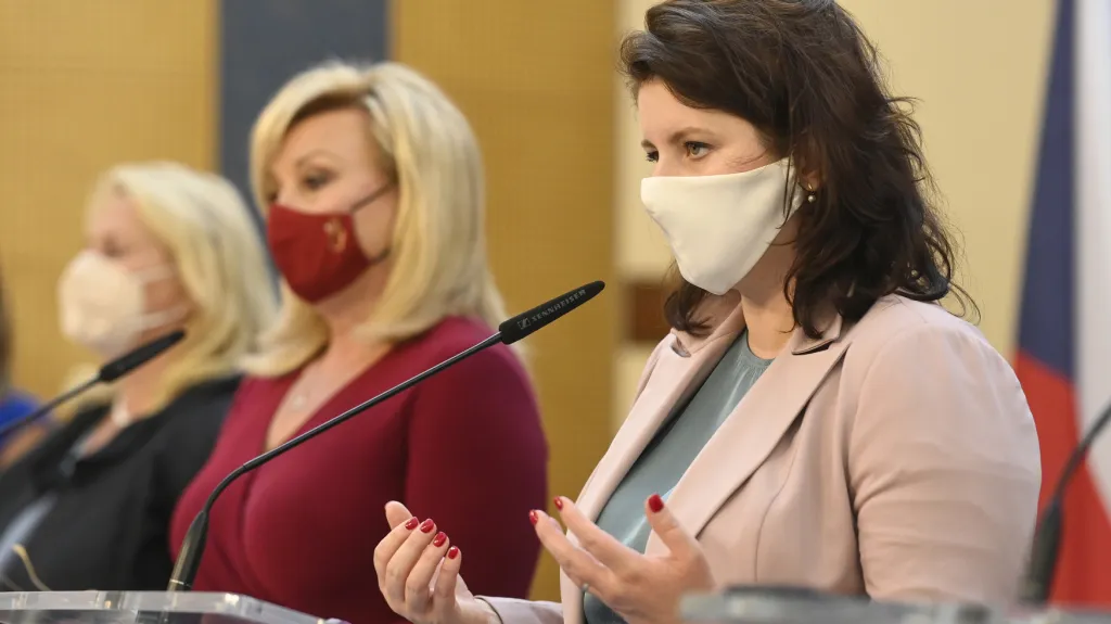 Ministryně Klára Dostálová (za ANO), Alena Schillerová (za ANO) a Jana Maláčová (ČSSD)