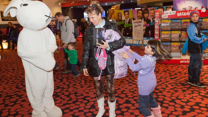 Mami, pojď už do sálu!