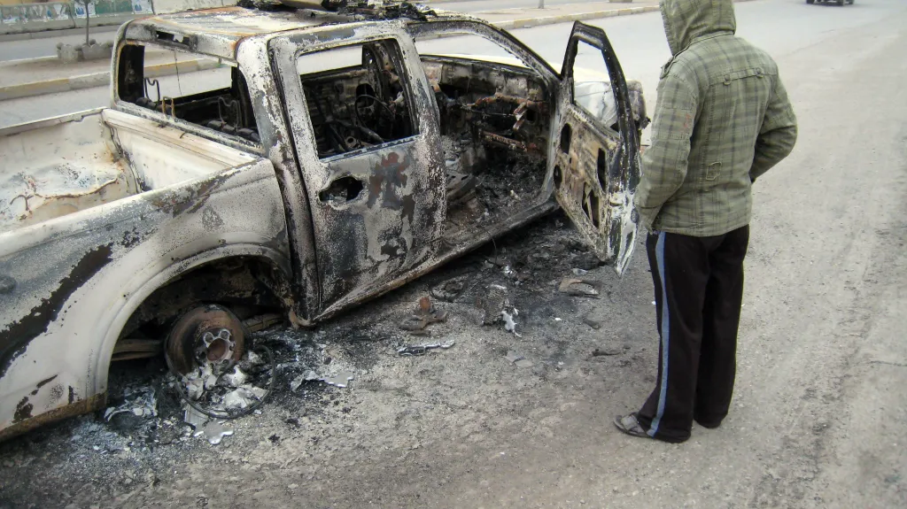 Ohořelé policejní auto ve Fallúdži