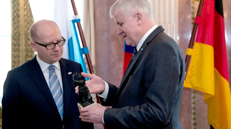 Od Horsta Seehofera obdržel Bohuslav Sobotka miniaturu Bavarie - ženské personifikace Bavorska