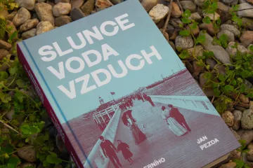 Kdy začali Češi jezdit do Chorvatska? Kniha líčí začátky moderního turismu