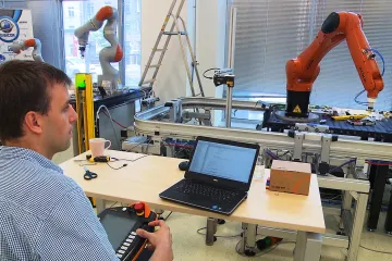 Robotický institut ve stínu sporů. Odborníci odcházejí, rektor mluví o zklidnění