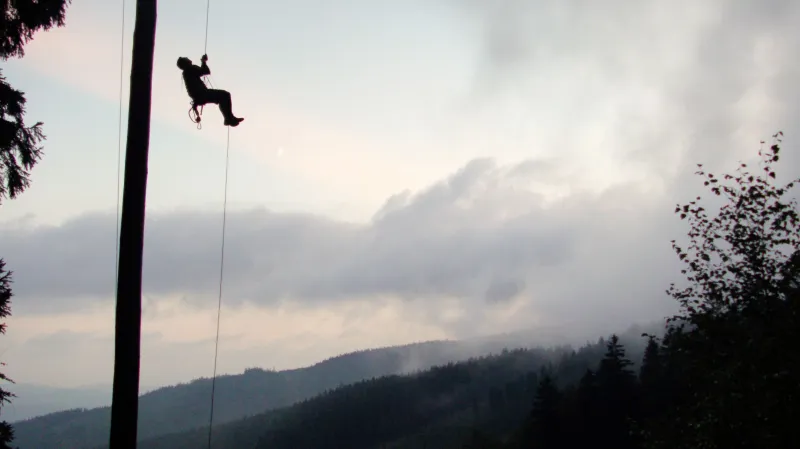 Slaňování za keškou