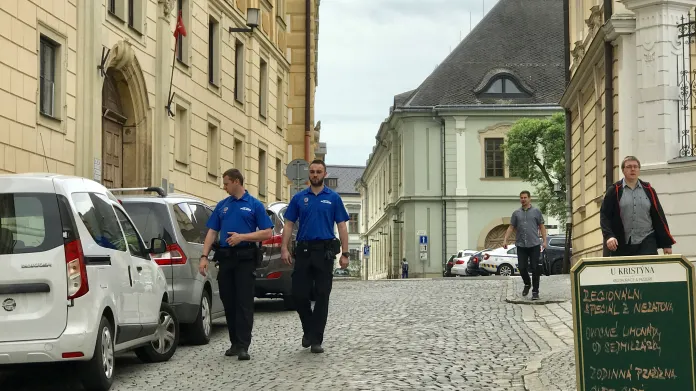 Hlídka strážníků ve Wurmově ulici v Olomouci